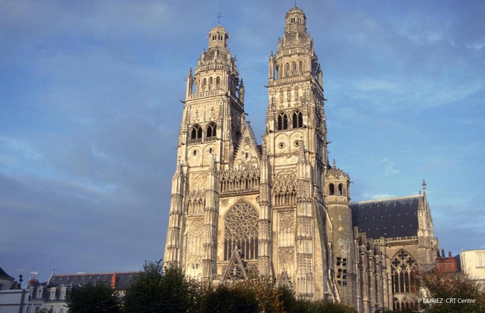 Cygne Jaune - Opera / Cathedrale Tours Exterior foto