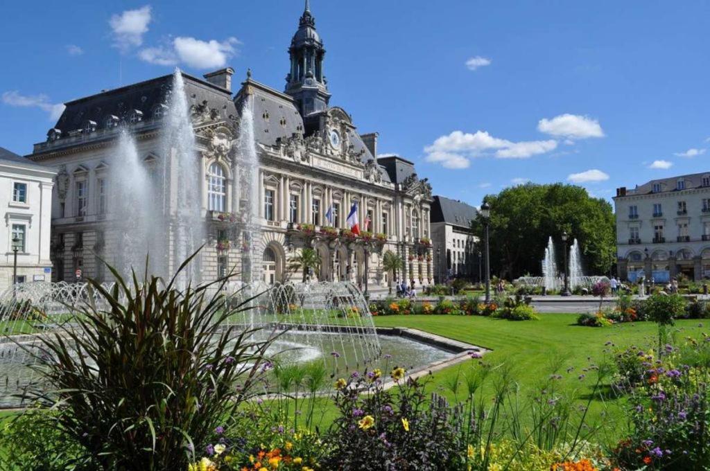 Cygne Jaune - Opera / Cathedrale Tours Exterior foto